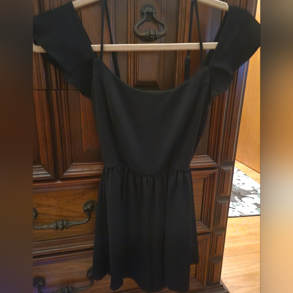 Urban Outfitters Cold Shoulder Flutter Sleeve Black Romper, XS, Ruched, EUC - Picture 4 of 9
